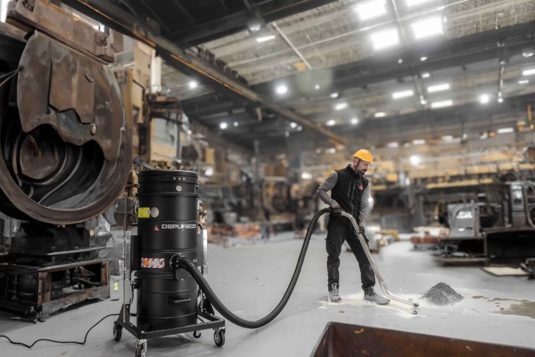 Wet and dry industrial vacuum for general foundry cleaning